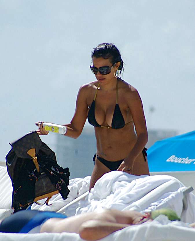 Vida Guerra shows amazing ass and boobs in thong bikini #3770785