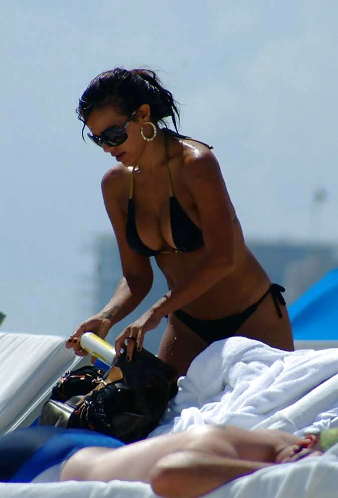 Vida Guerra shows amazing ass and boobs in thong bikini #3770829