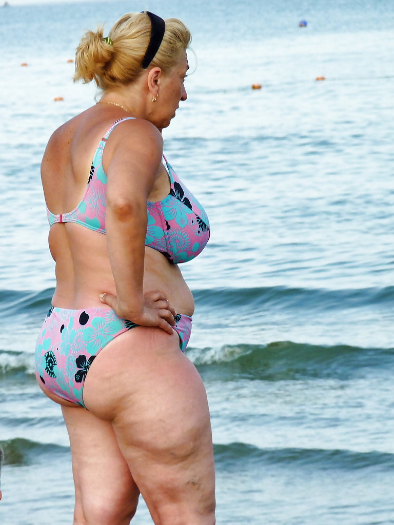 Femme Russe Avec De Gros Seins Sur La Plage! #19909375