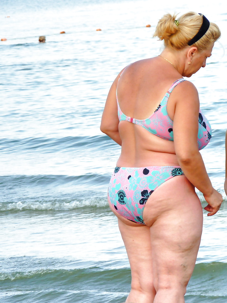 Russische Frau Mit Großen Titten Am Strand! #19909384