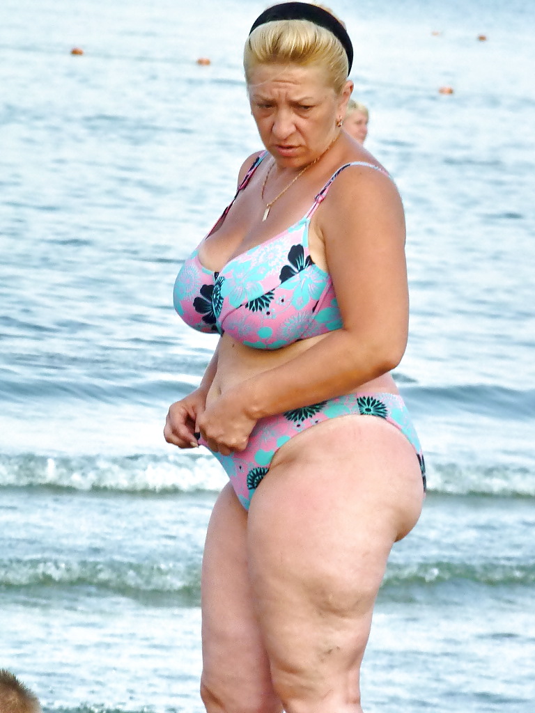 Donna russa con grandi tette sulla spiaggia!
 #19909390