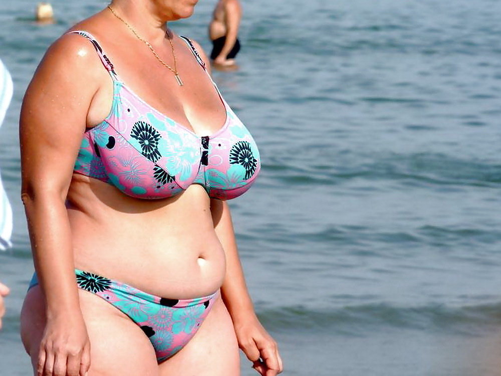 ¡Mujer rusa con grandes tetas en la playa!
 #19909395