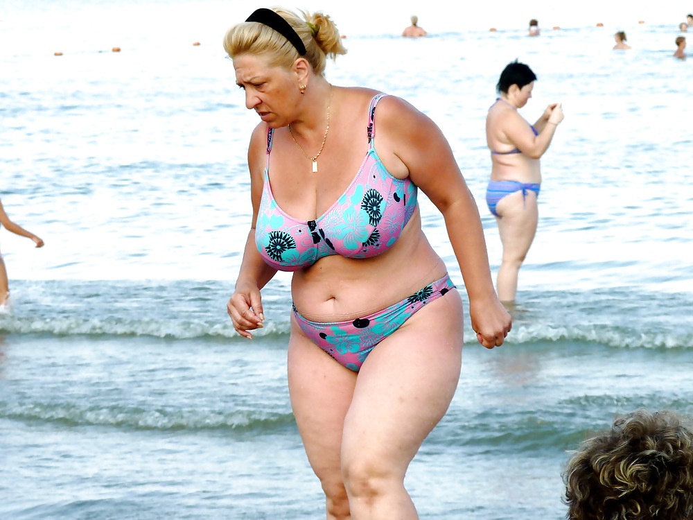 Donna russa con grandi tette sulla spiaggia!
 #19909403
