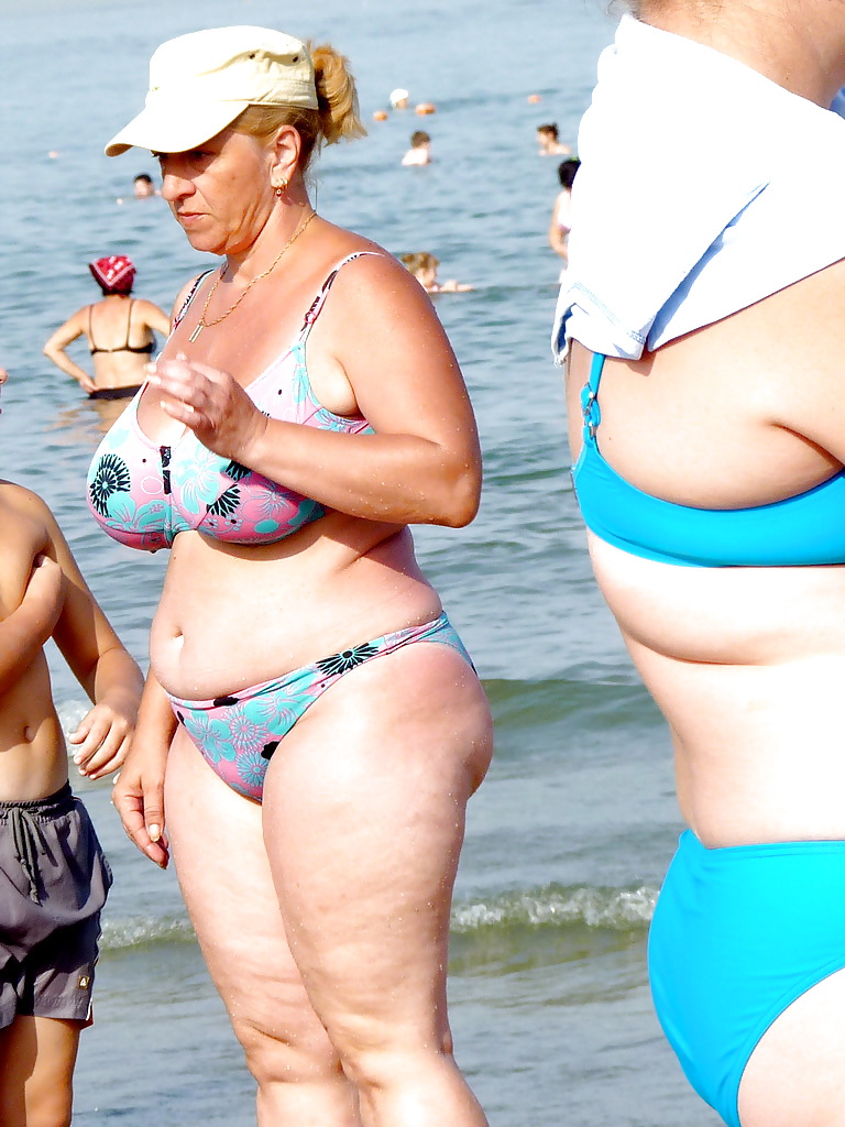 Donna russa con grandi tette sulla spiaggia!
 #19909411