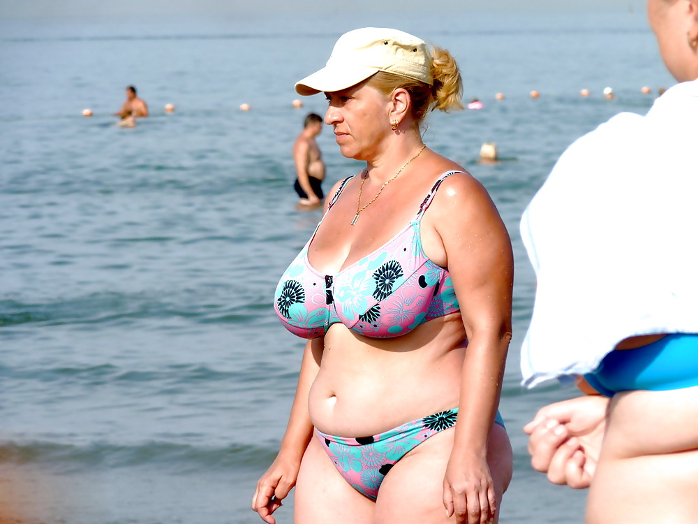 Donna russa con grandi tette sulla spiaggia!
 #19909418