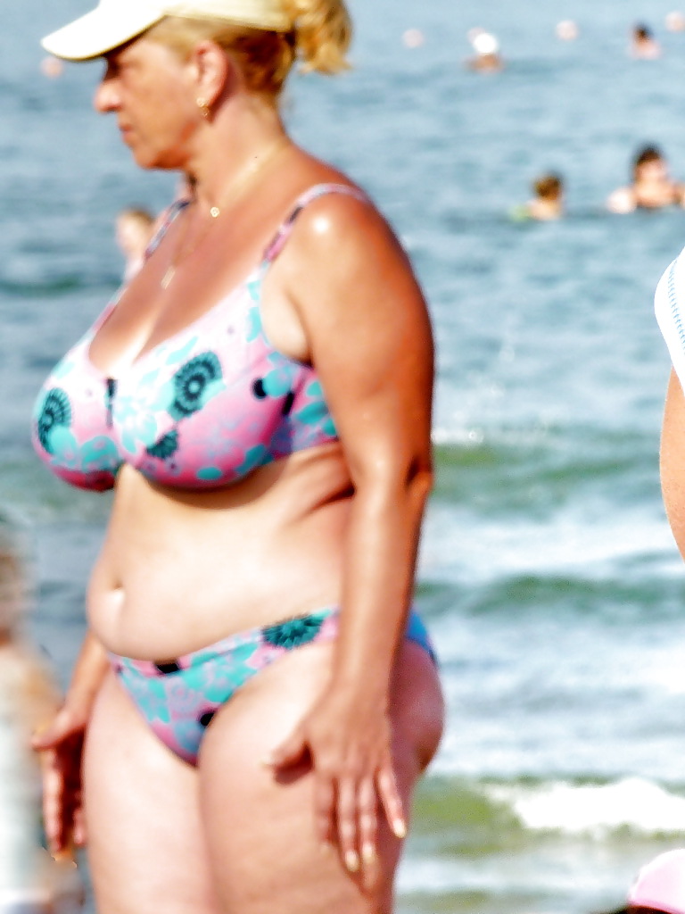 Donna russa con grandi tette sulla spiaggia!
 #19909426