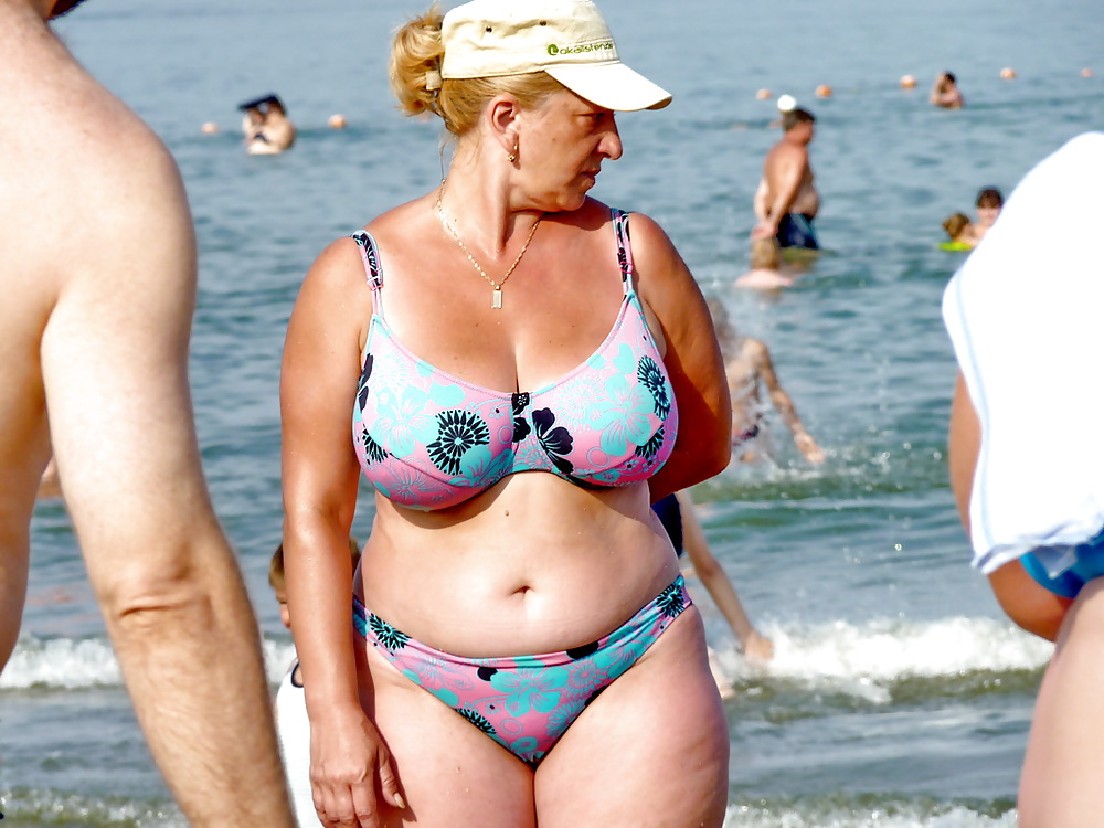 Donna russa con grandi tette sulla spiaggia!
 #19909439