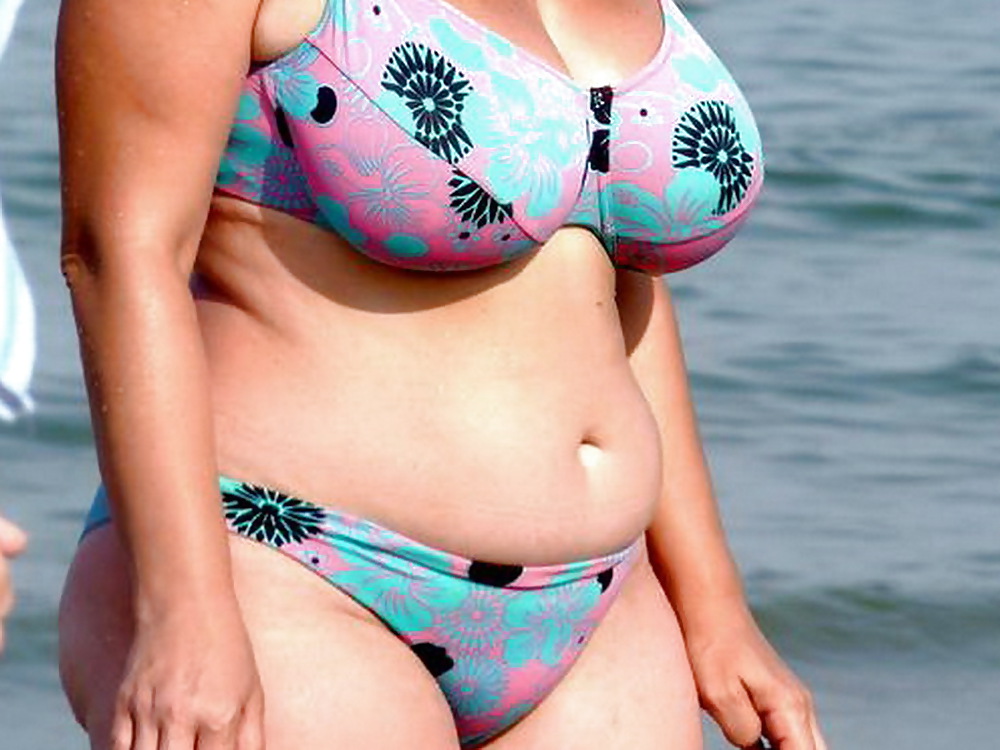 Donna russa con grandi tette sulla spiaggia!
 #19909447