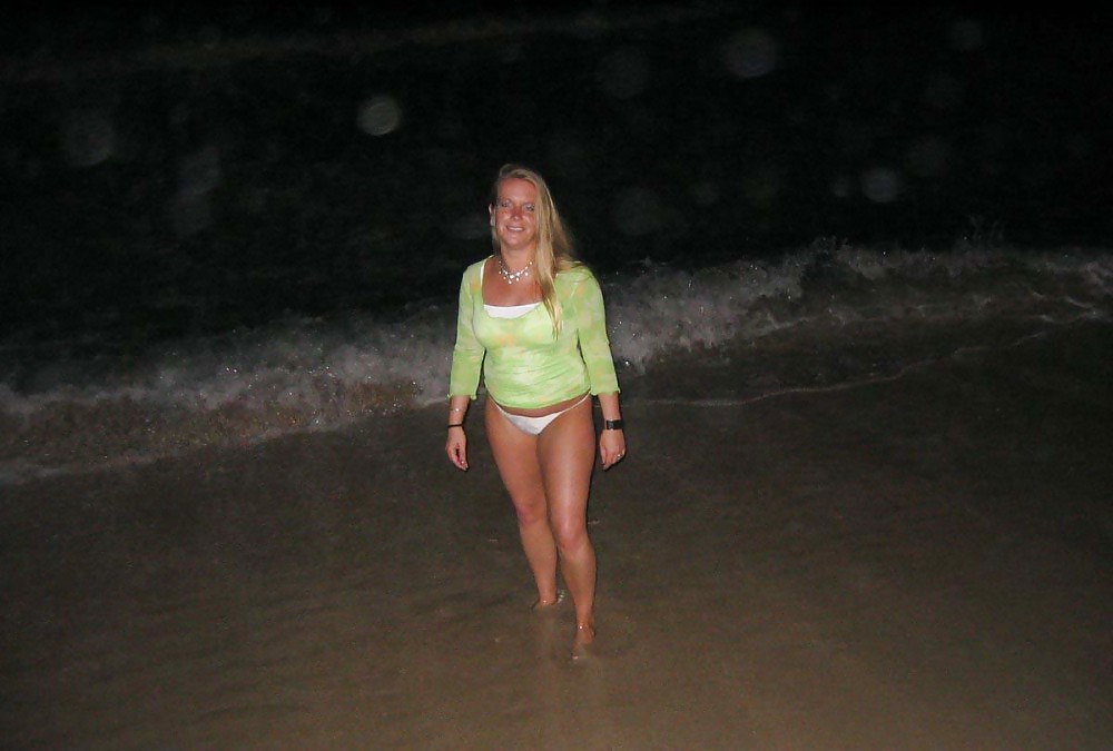 Un po 'caldo babe maturo nudo sulla spiaggia
 #19872096