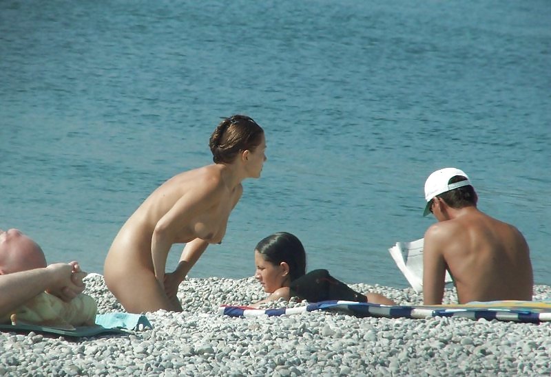 Divertimento sulla spiaggia nudista
 #2673284
