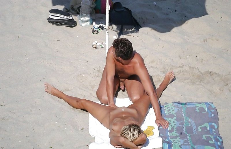 Divertimento sulla spiaggia nudista
 #2673290