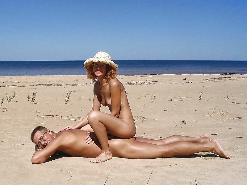 Divertimento sulla spiaggia nudista
 #2673291