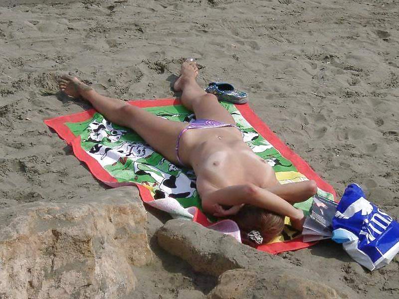 Divertimento sulla spiaggia nudista
 #2673295