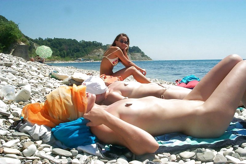 Divertimento sulla spiaggia nudista
 #2673296