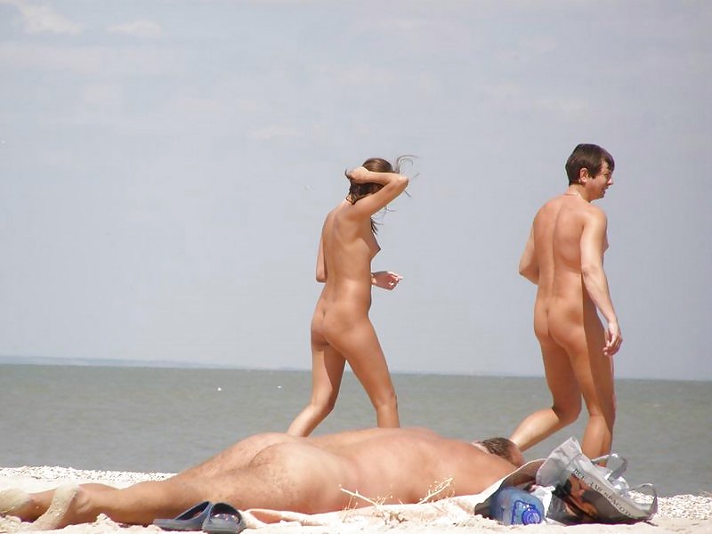Diversión en la playa nudista
 #2673298