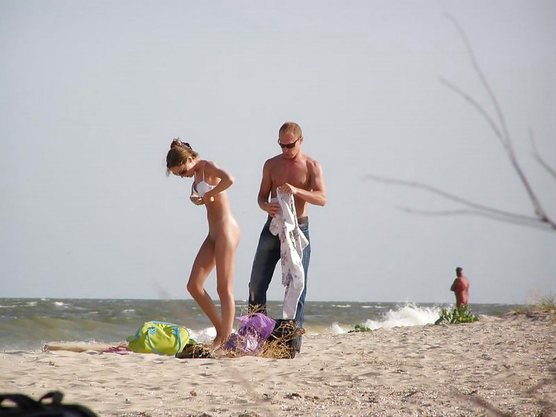 Divertimento sulla spiaggia nudista
 #2673299