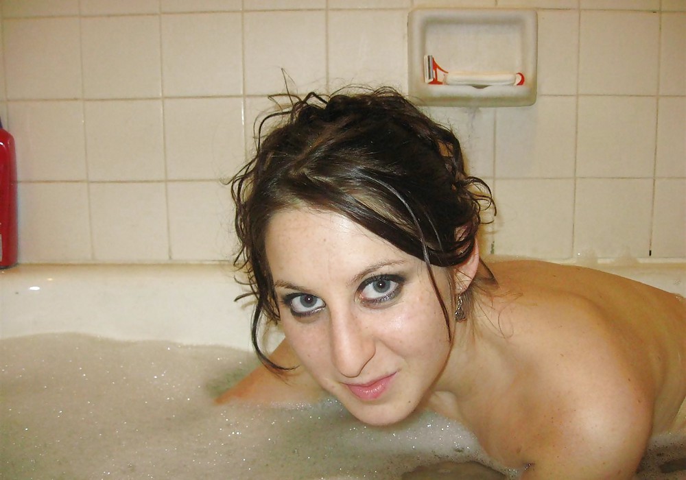 BATHING WITH SUSI #6981402