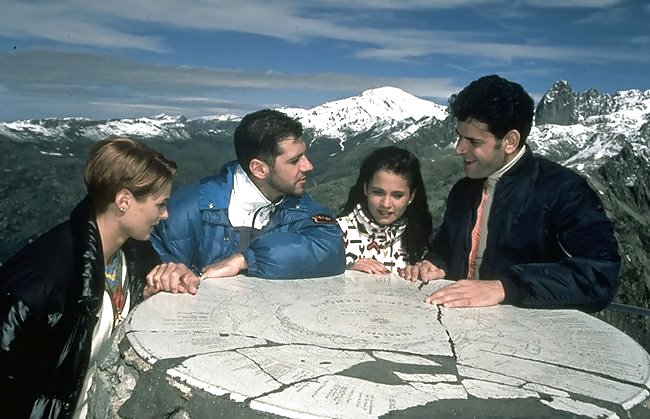 Dos chicas y dos chicos divirtiéndose en los alpes
 #9339866