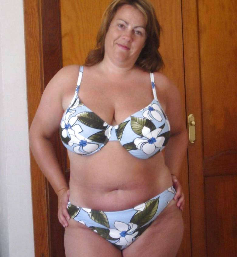 Busty mature amatuer posing in bikini #2036950