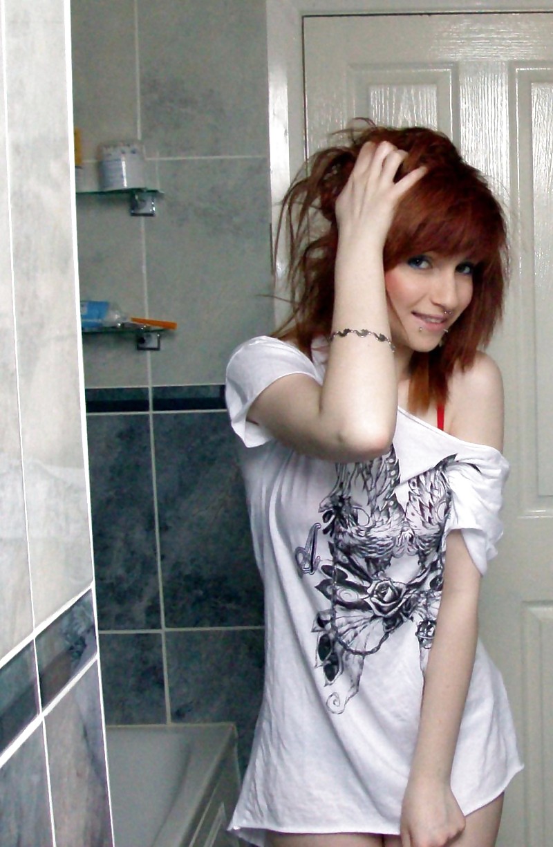 Redhead Teen In Batroom, Durch Blondelover #7507705
