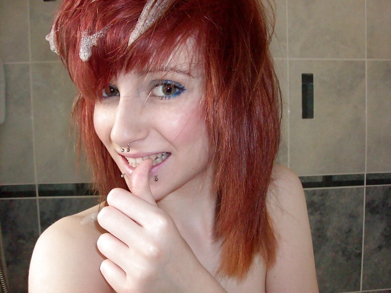 赤毛のティーンが風呂場で、ブロンドの恋人によって
 #7507713