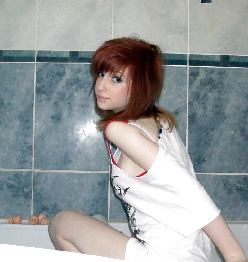 赤毛のティーンが風呂場で、ブロンドの恋人によって
 #7507896