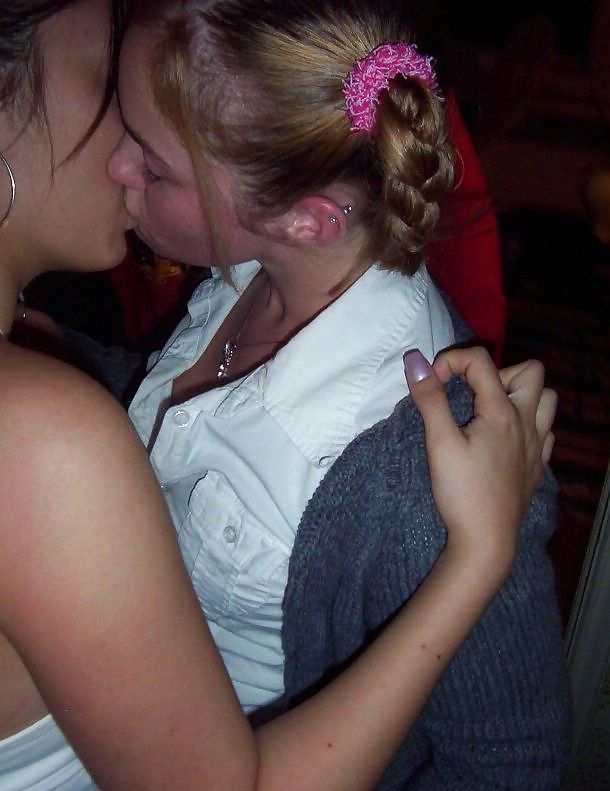 女の子にキスをする女の子
 #9240398