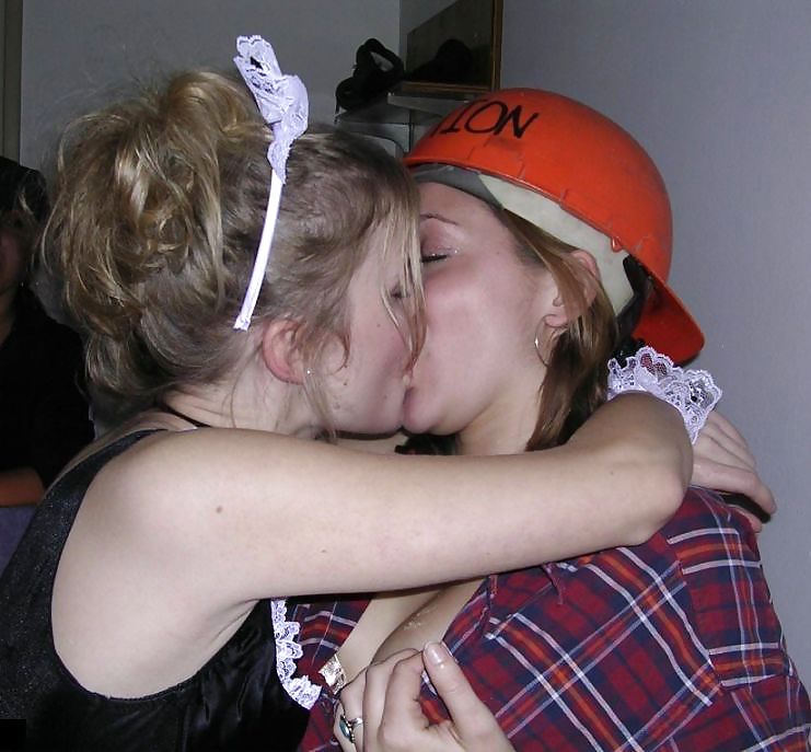 女の子にキスをする女の子
 #9240571