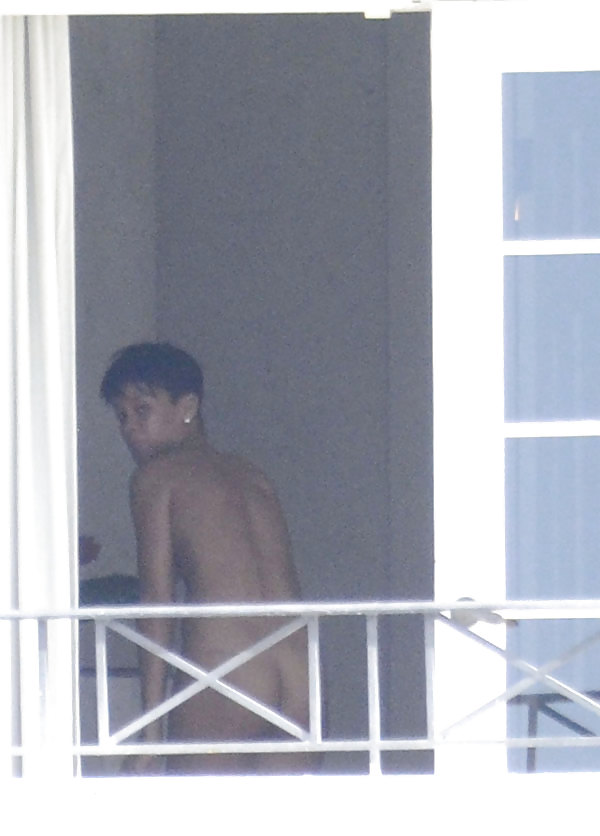 Rihanna atrapado desnudo fuera de su balcón en Barbados 
 #13110645