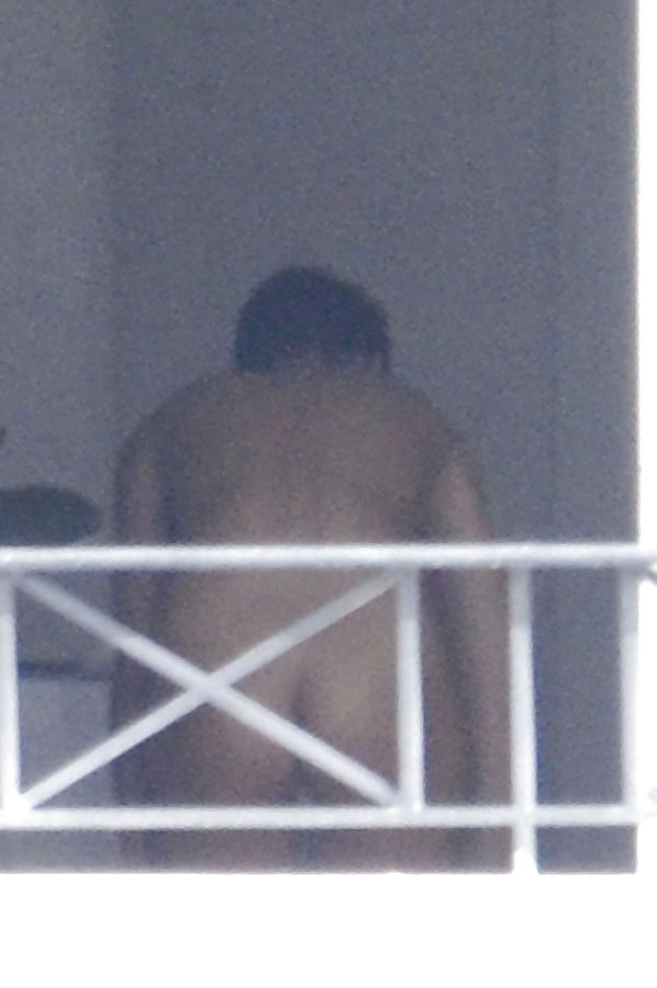 Rihanna atrapado desnudo fuera de su balcón en Barbados 
 #13110651