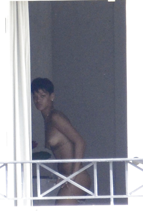 Rihanna Gefangen In Barbados Vor Ihrem Balkon Nackt #13110655