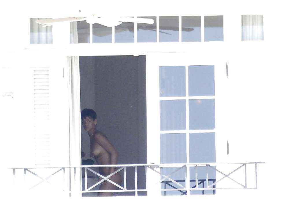 Rihanna atrapado desnudo fuera de su balcón en Barbados 
 #13110664