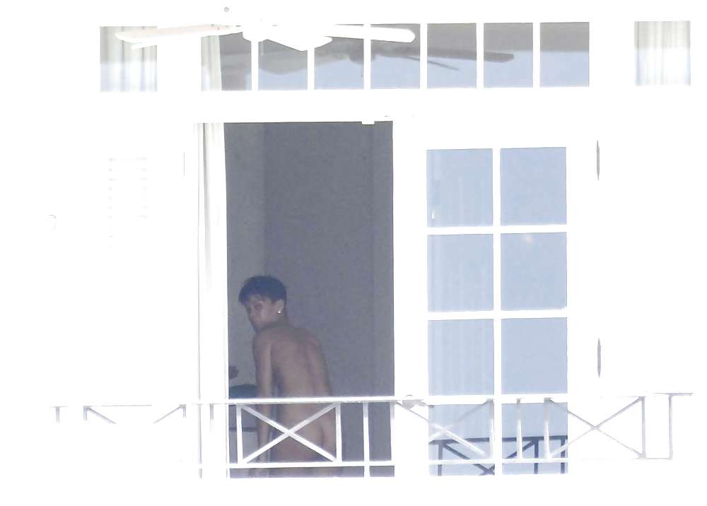 リアーナ、バルバドスでバルコニーの外で裸になるところを撮られる 
 #13110667