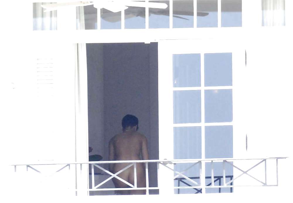 Rihanna Gefangen In Barbados Vor Ihrem Balkon Nackt #13110670