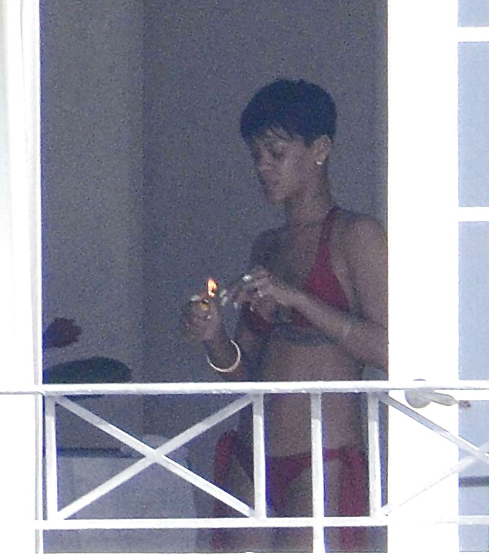 Rihanna Gefangen In Barbados Vor Ihrem Balkon Nackt #13110675