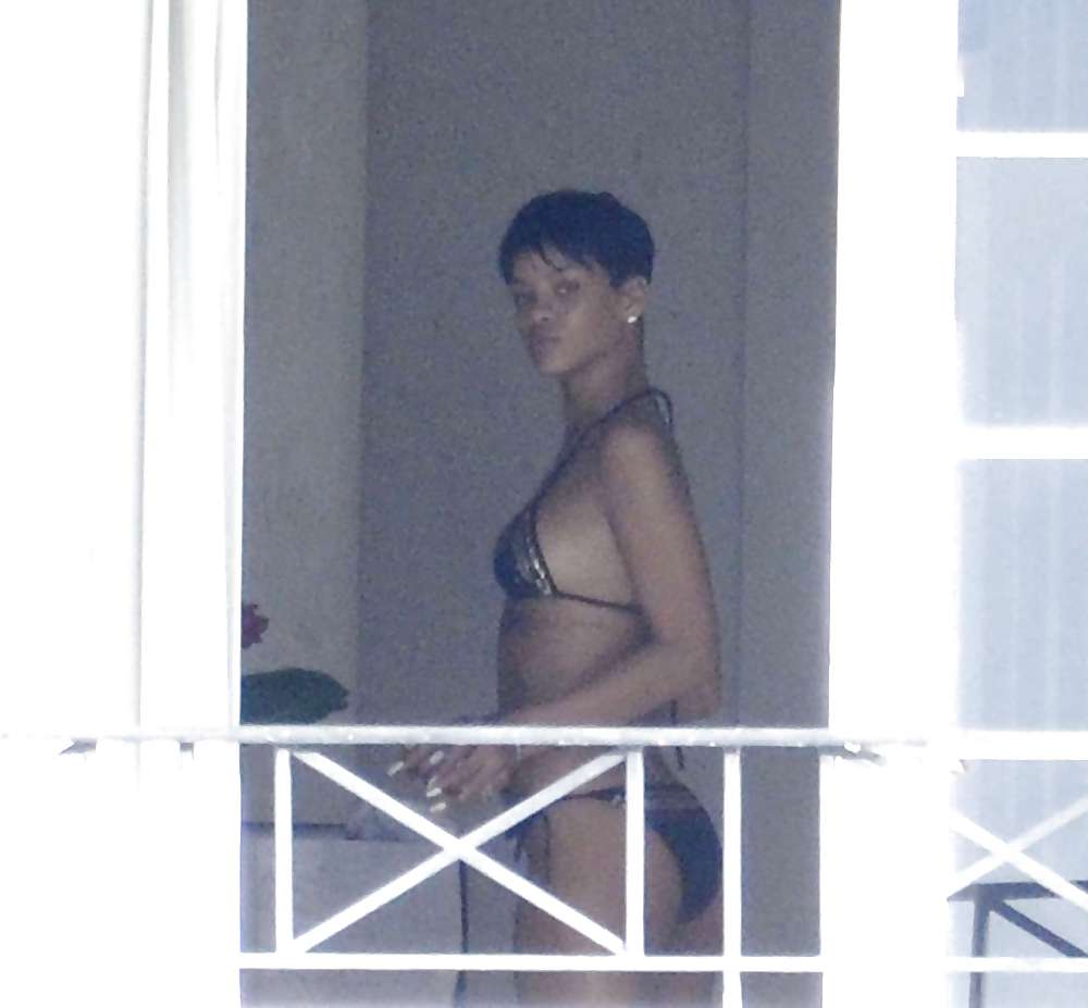 Rihanna Gefangen In Barbados Vor Ihrem Balkon Nackt #13110680