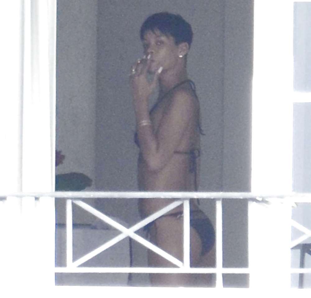 Rihanna atrapado desnudo fuera de su balcón en Barbados 
 #13110683