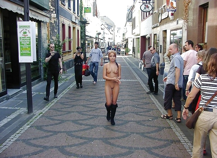 öffentliche Nacktheit: Nackte Mädchen #4831304