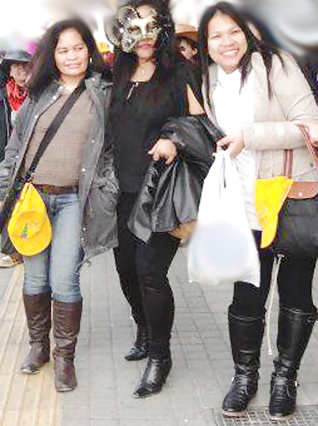 Ragazze asiatiche che indossano stivali nelle strade greche ii
 #18608413