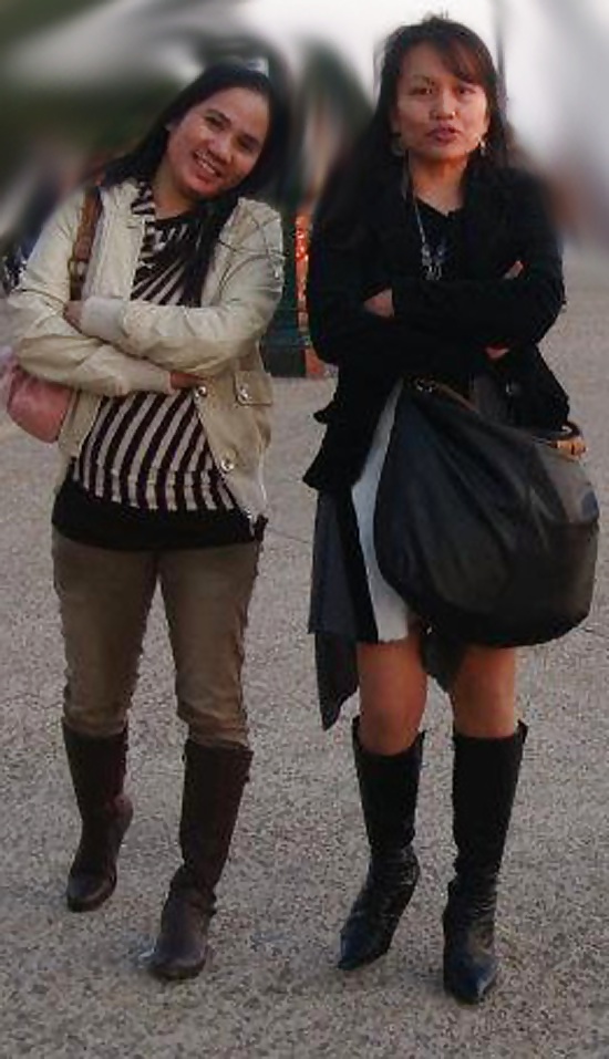 Ragazze asiatiche che indossano stivali nelle strade greche ii
 #18609020