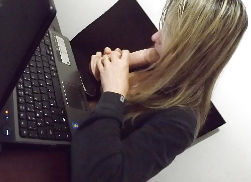 Blondine Auf Dem Computer (blond Auf Dem PC) #13459125