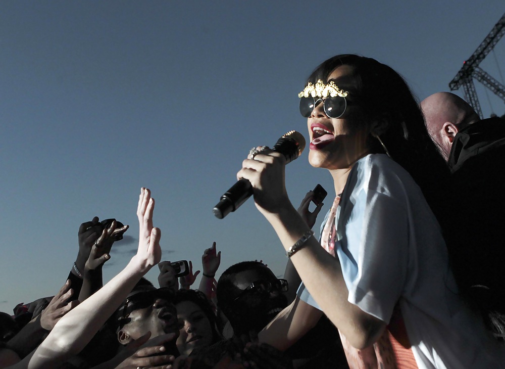 Rihanna Hackney Weekend HOT #9427521