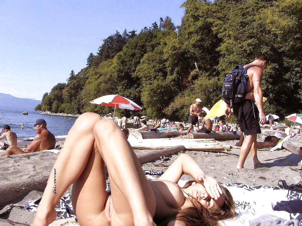 Mogli nude in spiaggia
 #13738304