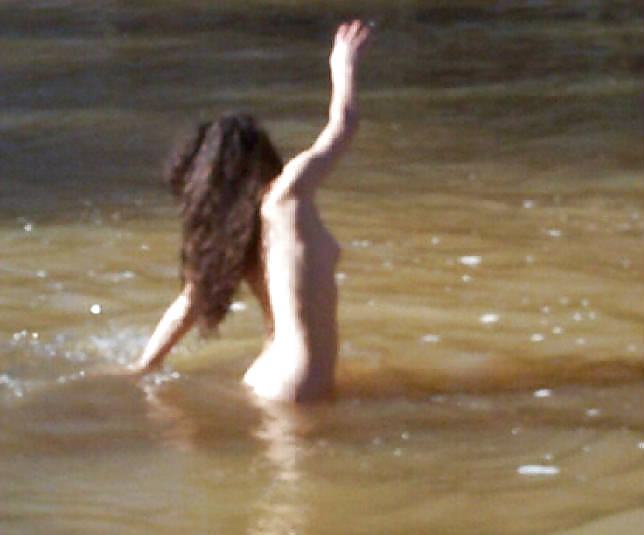 Morena bañándose desnuda en el río
 #6164756