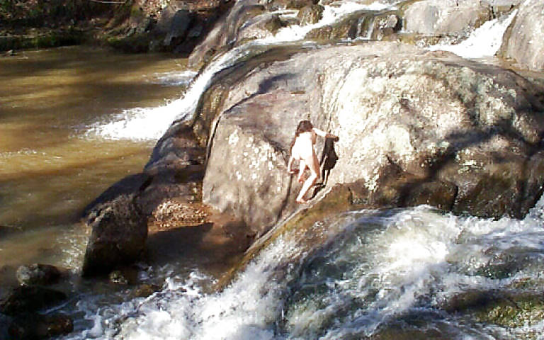 Brunette Skinny-dipping Dans La Rivière #6164776