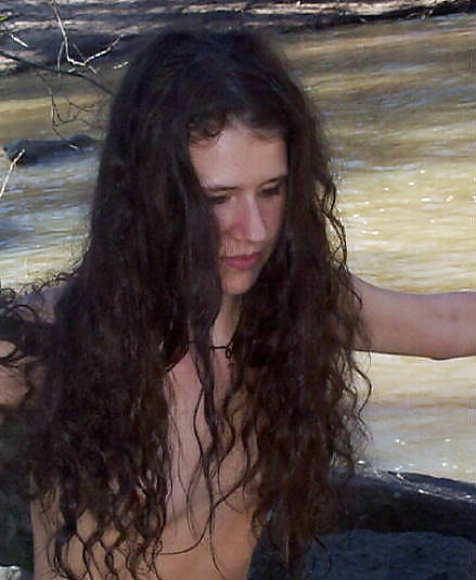 Morena bañándose desnuda en el río
 #6164798