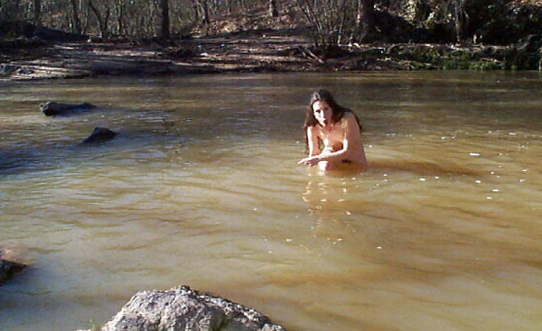 Brunetta che fa il bagno nuda nel fiume
 #6164818