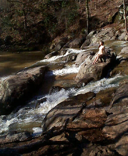 Morena bañándose desnuda en el río
 #6164820