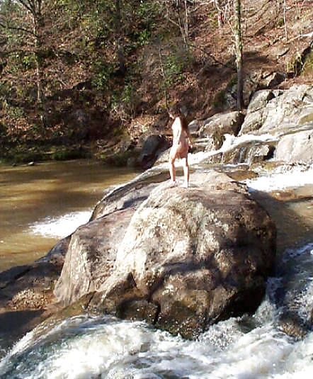 Morena bañándose desnuda en el río
 #6164835