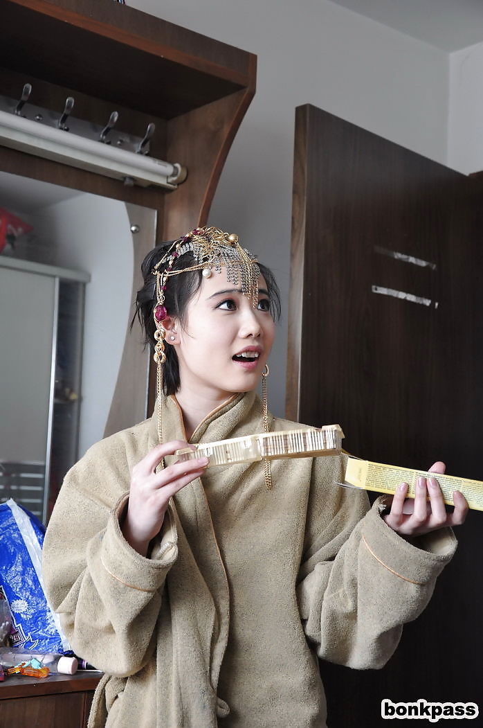Chinesisches Mädchen Im Traditionellen Kleid Wird Nackt #16458081